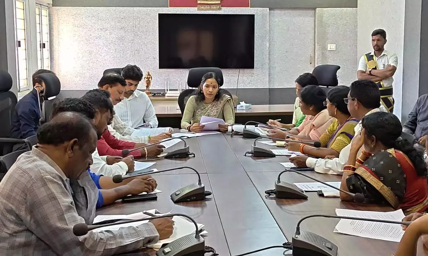 Andhra: निशांति ने पार्टियों के साथ चुनाव तैयारियों की समीक्षा की Andhra: निशांति ने पार्टियों के साथ चुनाव तैयारियों की समीक्षा की
