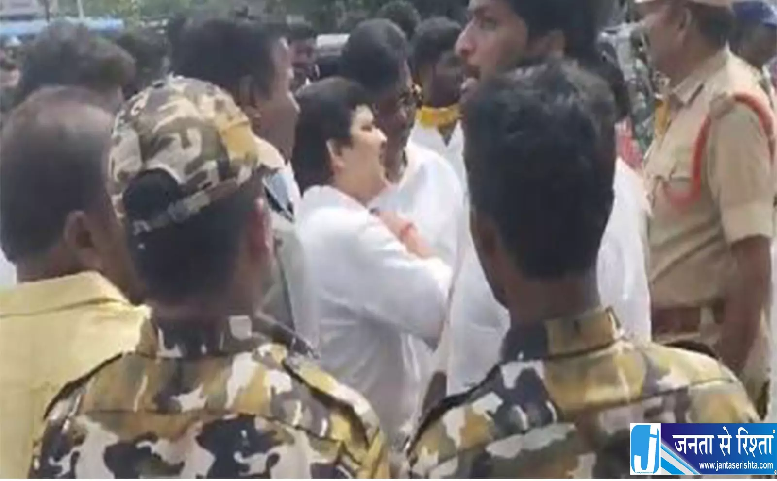 तिरुपति में मेयर पद के नामांकन पर भारी बवाल तिरुपति में मेयर पद के नामांकन पर भारी बवाल