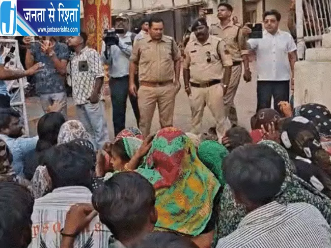 बैरागढ़ में बच्ची की हत्या पर बवाल, सड़क जाम बैरागढ़ में बच्ची की हत्या पर बवाल, सड़क जाम