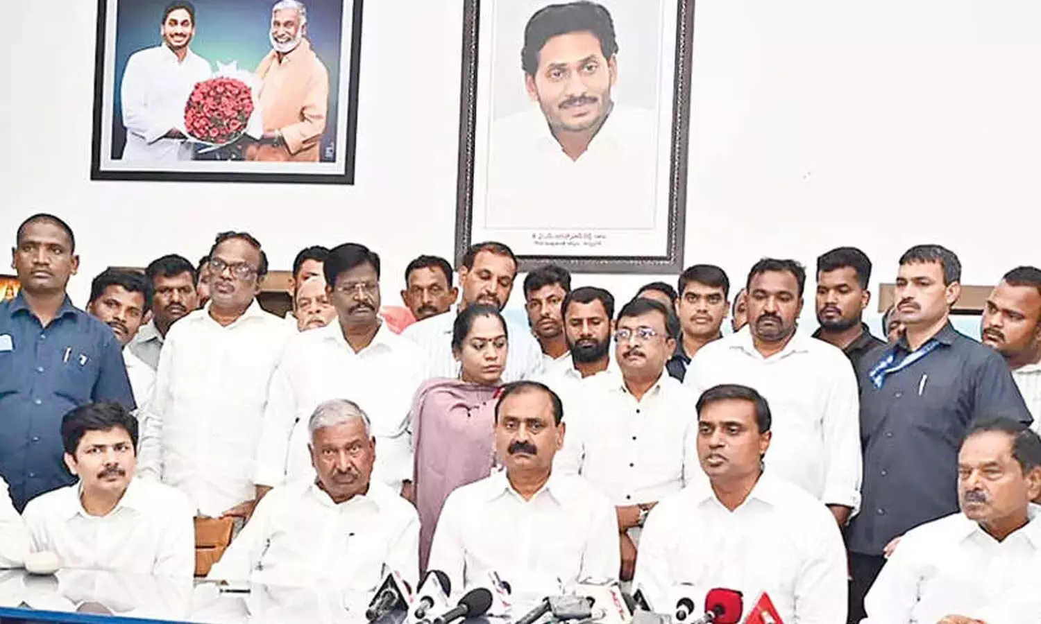 YSRCP ने सत्तारूढ़ गठबंधन पर उम्मीदवारों को नामांकन दाखिल करने से रोकने का आरोप लगाया YSRCP ने सत्तारूढ़ गठबंधन पर उम्मीदवारों को नामांकन दाखिल करने से रोकने का आरोप लगाया