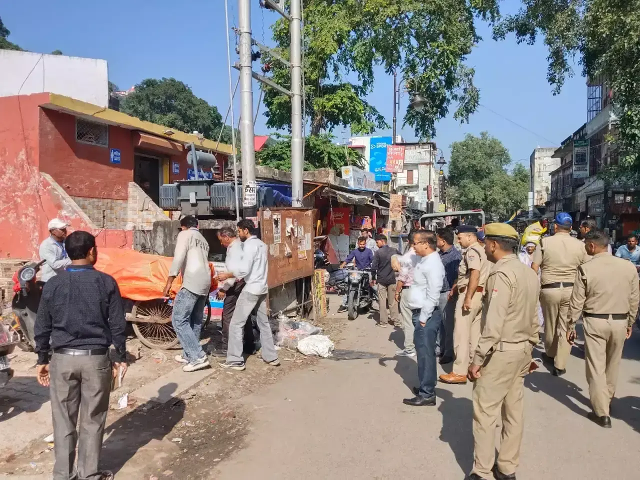 वाल्मीकि चौक से मंशा देवी मार्ग तक अतिक्रमण हटाने की मुहिम वाल्मीकि चौक से मंशा देवी मार्ग तक अतिक्रमण हटाने की मुहिम