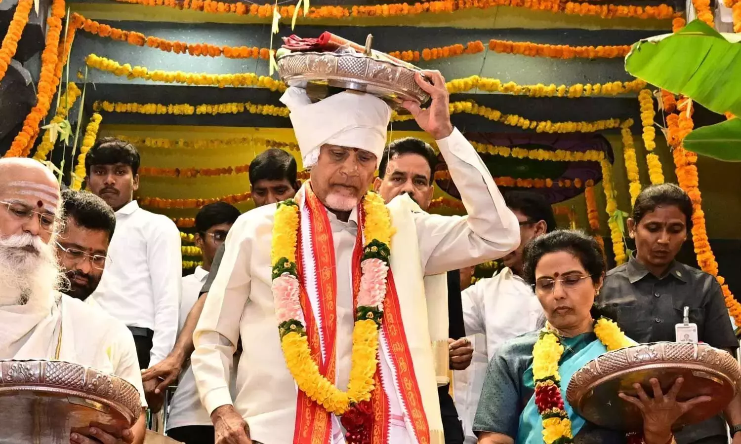 सीएम चंद्रबाबू नायडू ने देवी कनक दुर्गा को रेशम का वस्त्र अर्पित किया सीएम चंद्रबाबू नायडू ने देवी कनक दुर्गा को रेशम का वस्त्र अर्पित किया