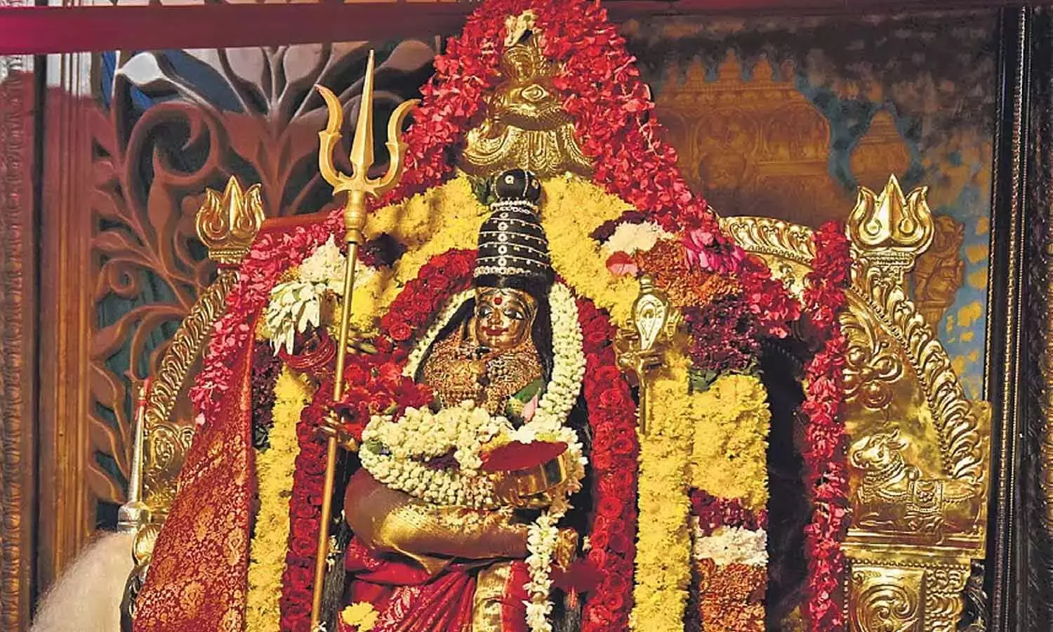 Andhra: कनक दुर्गा देवी प्रकट होती हैं श्री महालक्ष्मी, इंद्रकीलाद्री में भक्तों का तांता Andhra: कनक दुर्गा देवी प्रकट होती हैं श्री महालक्ष्मी, इंद्रकीलाद्री में भक्तों का तांता