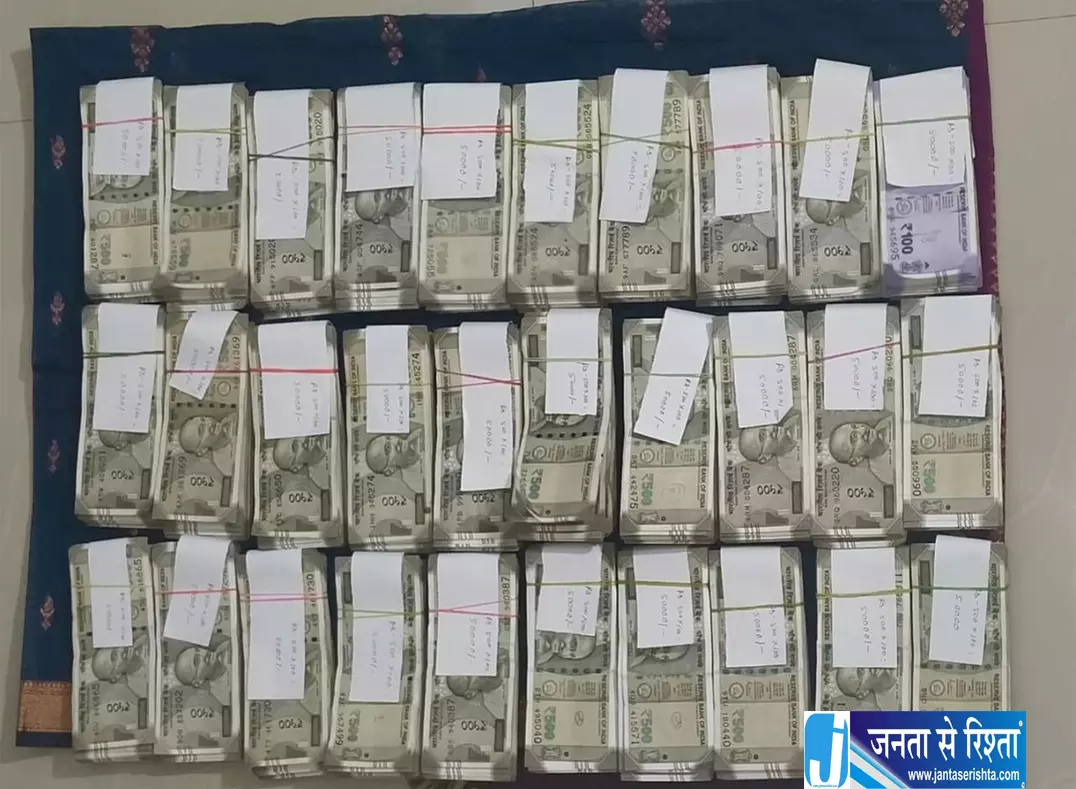 ओडिशा में सुपरिंटेंडिंग इंजीनियर के पास मिला नोटों का ढेर ओडिशा में सुपरिंटेंडिंग इंजीनियर के पास मिला नोटों का ढेर
