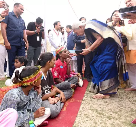 जन भवन में 5100 से अधिक कन्याओं का पूजन, राज्यपाल आनंदीबेन पटेल ने कराया भोज जन भवन में 5100 से अधिक कन्याओं का पूजन, राज्यपाल आनंदीबेन पटेल ने कराया भोज
