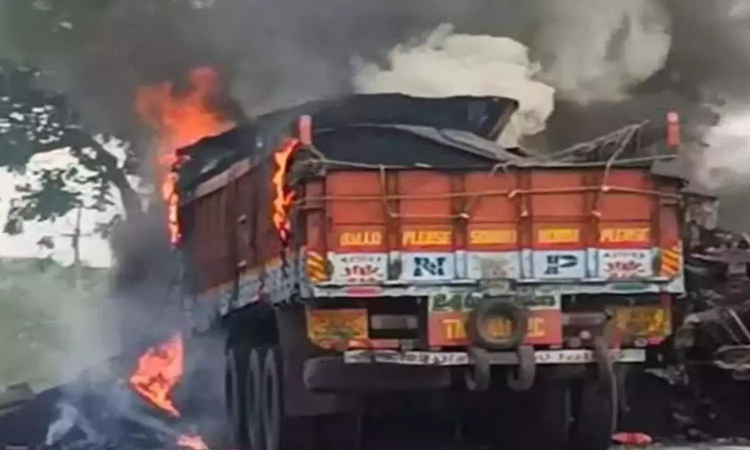 Telangana: खम्मम में लॉरी और बोलेरो वाहन की टक्कर में दो की मौत Telangana: खम्मम में लॉरी और बोलेरो वाहन की टक्कर में दो की मौत