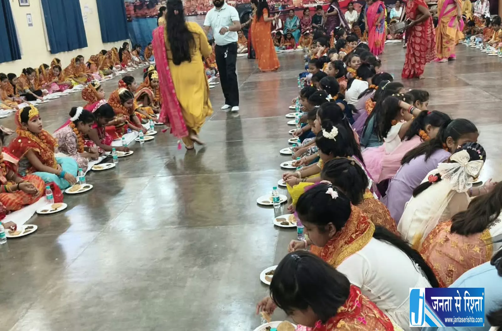वाराणसी में 251 कन्याओं का भव्य पूजन वैदिक मंत्रोच्चार से गूंजा परिसर वाराणसी में 251 कन्याओं का भव्य पूजन वैदिक मंत्रोच्चार से गूंजा परिसर