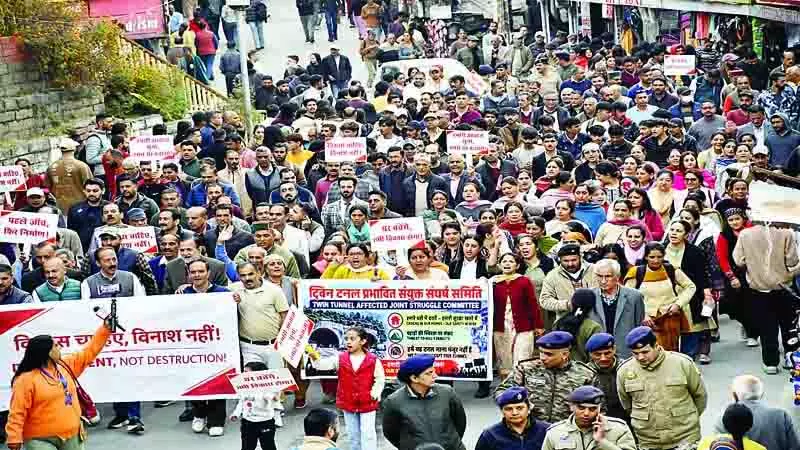 फोरलेन टनल के खिलाफ फिर फूटा गुस्सा फोरलेन टनल के खिलाफ फिर फूटा गुस्सा