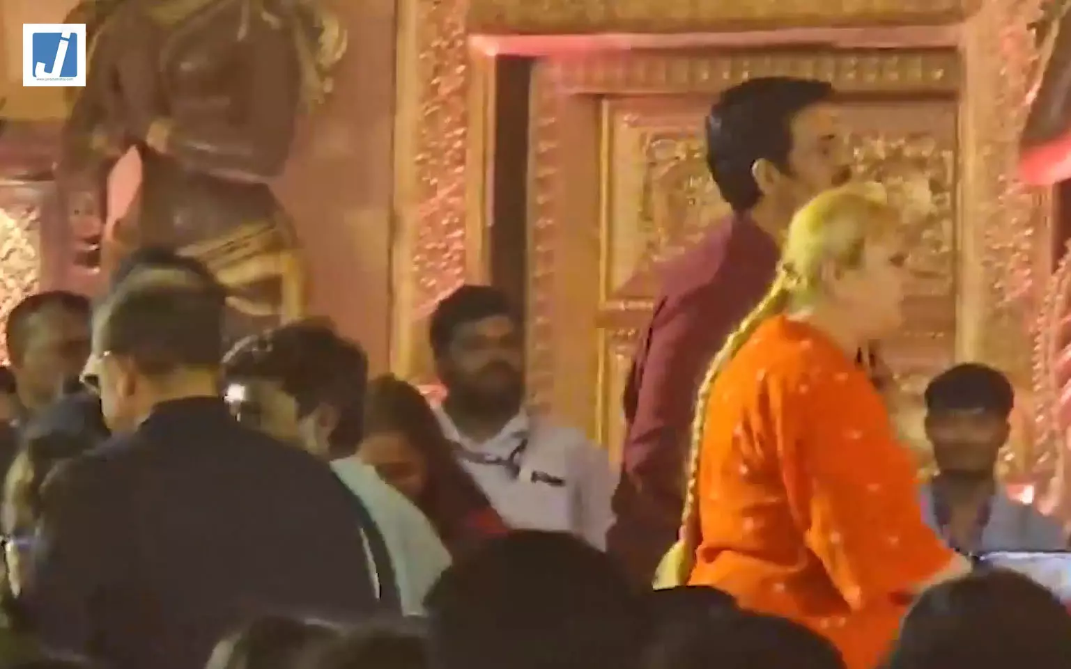 मुंबई में दुर्गा पूजा पंडाल पहुंचे सांसद रवि किशन मुंबई में दुर्गा पूजा पंडाल पहुंचे सांसद रवि किशन