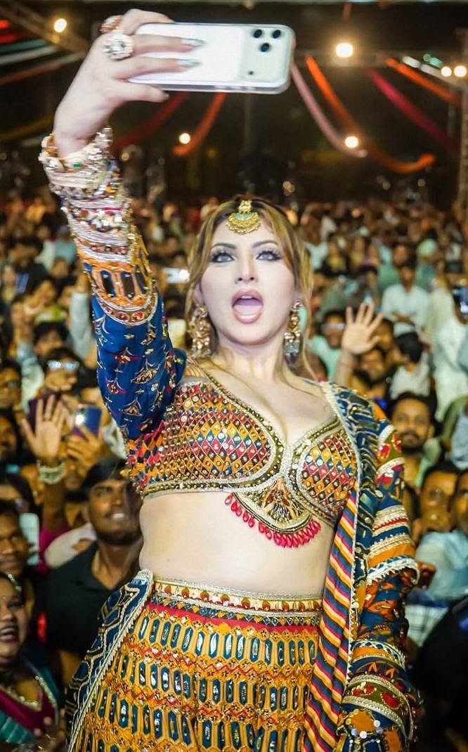 भीड़ के बीच सेल्फी लेती दिखीं उर्वशी रौतेला