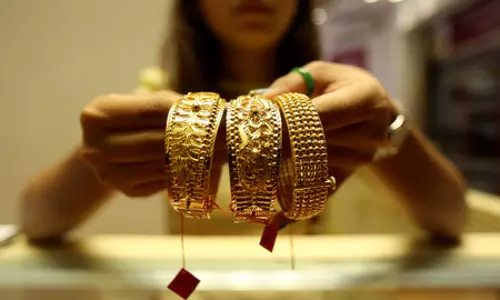 सोना इस हफ्ते तीन हजार रुपए और चांदी दस हजार रुपए से अधिक सस्ती हुई