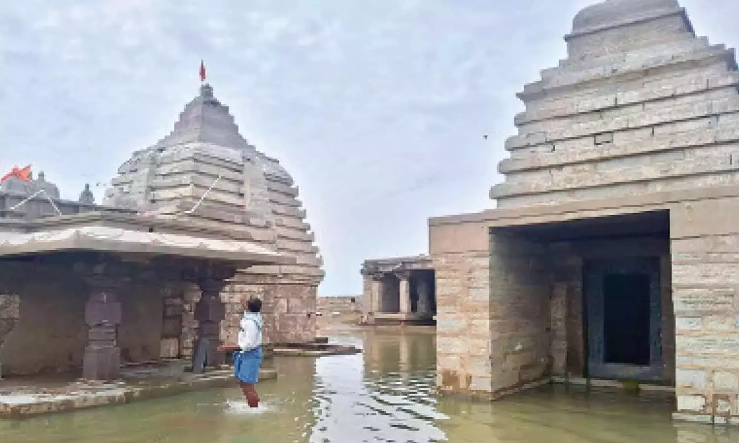 कृष्णा नदी का जलस्तर घटने से संगमेश्वर मंदिर सामने आया कृष्णा नदी का जलस्तर घटने से संगमेश्वर मंदिर सामने आया