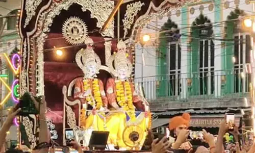 प्रयागराज में ऐतिहासिक भोर की चौकी का भव्य आयोजन, देखने के लिए उमड़ी श्रद्धालुओं की भीड़