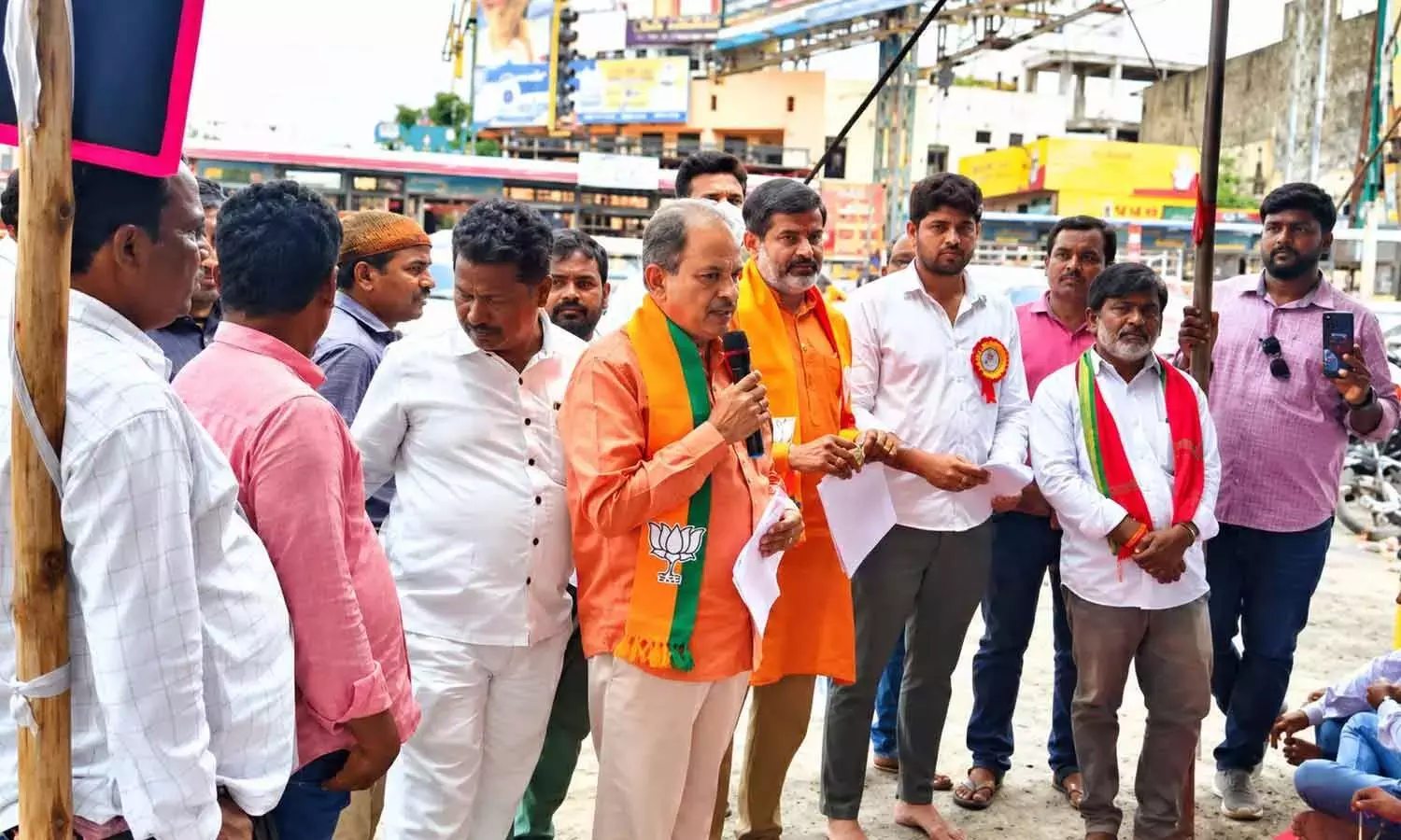 भाजपा ने वारंगल में NHM कर्मचारियों की अनिश्चितकालीन हड़ताल का समर्थन किया भाजपा ने वारंगल में NHM कर्मचारियों की अनिश्चितकालीन हड़ताल का समर्थन किया