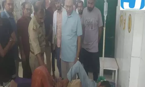 आरती के बाद वीडियो देख रहे लोगों पर चढ़ी कार, चार घायल आरती के बाद वीडियो देख रहे लोगों पर चढ़ी कार, चार घायल