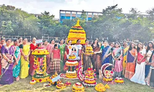 एमएलआरआईटी में बथुकम्मा उत्सव की धूम, पारंपरिक नृत्यों ने बांधा समां एमएलआरआईटी में बथुकम्मा उत्सव की धूम, पारंपरिक नृत्यों ने बांधा समां