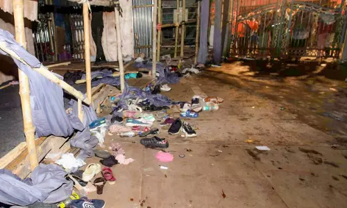 कोलकाता में दुर्गा पूजा के दौरान भगदड़, 17 लोगों की मौत, 25 घायल कोलकाता में दुर्गा पूजा के दौरान भगदड़, 17 लोगों की मौत, 25 घायल