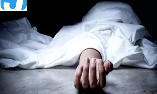 कुत्तों के पीछे दौड़ने से बिगड़ा स्कूटी का संतुलन, बुजुर्ग की मौत