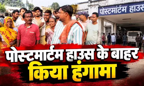 शीतला माता मंदिर हादसा: पीड़ित परिजनों ने पोस्टमार्टम हाउस के बाहर किया हंगामा, प्रशासन पर लगाए गंभीर आरोप