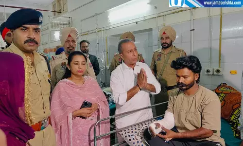 घायलों से मिलने पहुंचे विधायक विजय सिंगला, प्रदर्शनकारियों ने जताई नाराजगी घायलों से मिलने पहुंचे विधायक विजय सिंगला, प्रदर्शनकारियों ने जताई नाराजगी
