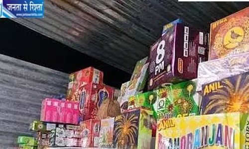 दिवाली से पहले प्रशासन की बड़ी कार्रवाई, पटाखा गोदाम पर छापा दिवाली से पहले प्रशासन की बड़ी कार्रवाई, पटाखा गोदाम पर छापा