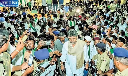 CM शिवकुमार के आश्वासन के बाद भी नहीं माने गन्ना किसान, आंदोलन जारी रखने का ऐलान CM शिवकुमार के आश्वासन के बाद भी नहीं माने गन्ना किसान, आंदोलन जारी रखने का ऐलान