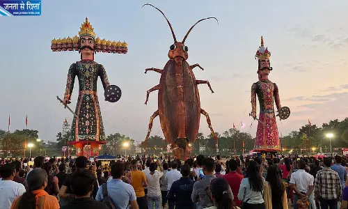 दिल्ली की रामलीला में रावण के साथ जलेगा 30 फुट का कॉकरोच, आयोजकों ने बताई वजह