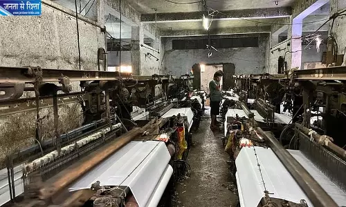 सूरत में कपड़ा मजदूरों का जोरदार प्रदर्शन, 12 घंटे की ड्यूटी और छुट्टी नहीं मिलने से नाराज