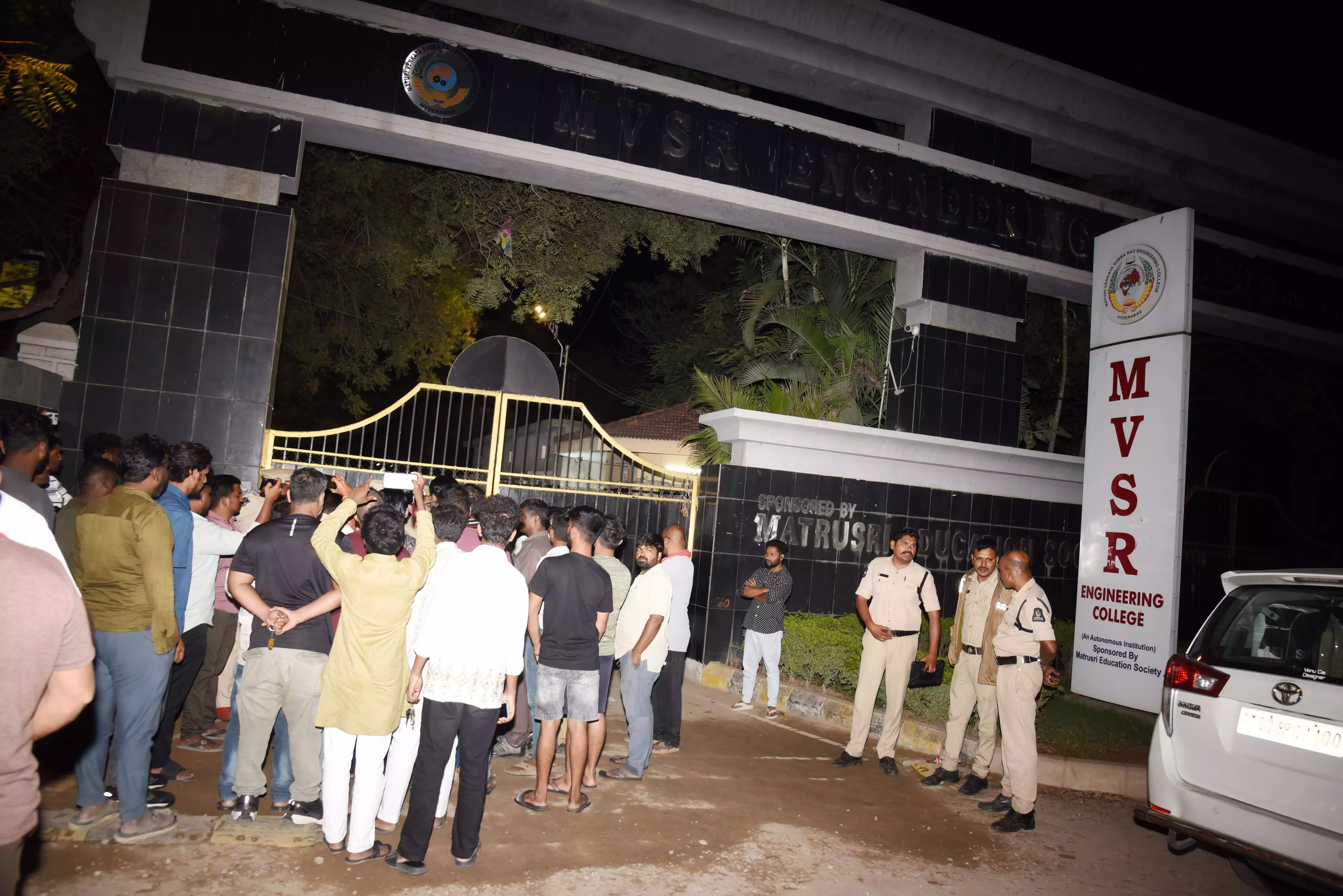Telangana: कॉलेज के आयोजनों में सुरक्षा सवालों के घेरे में Telangana: कॉलेज के आयोजनों में सुरक्षा सवालों के घेरे में