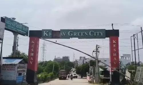 यूपी में नदी की जमीन पर बसा दी पूरी कॉलोनी, 400 परिवारों पर संकट, बिल्डर समेत 7 पर FIR यूपी में नदी की जमीन पर बसा दी पूरी कॉलोनी, 400 परिवारों पर संकट, बिल्डर समेत 7 पर FIR