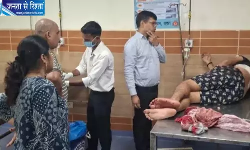 बिहार पुलिस के हेड क्लर्क और बेटे पर जानलेवा हमला, पड़ोसियों ने चाकू से किया वार बिहार पुलिस के हेड क्लर्क और बेटे पर जानलेवा हमला, पड़ोसियों ने चाकू से किया वार