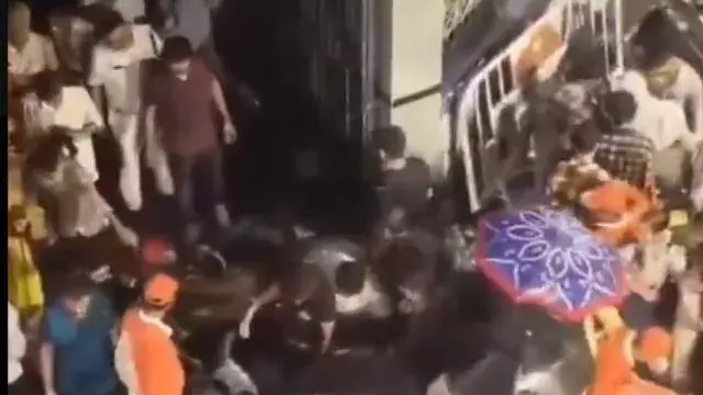 कोलकाता पूजा पंडाल में भगदड़: 17 की मौत, 25 घायल