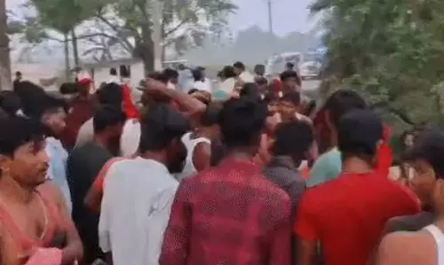 हत्या के बाद धधका गांव, 10 घरों में लगाई आग