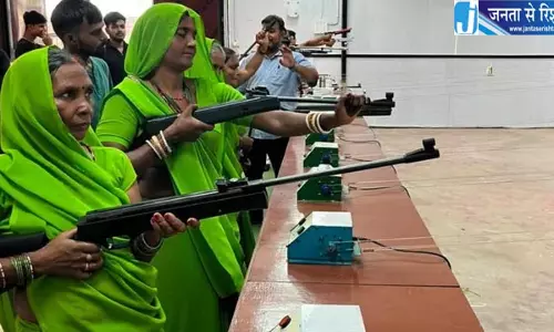 घूंघट छोड़ राइफल थाम रहीं गांव की महिलाएं, वाराणसी में 400 महिलाओं ने साधा निशाना घूंघट छोड़ राइफल थाम रहीं गांव की महिलाएं, वाराणसी में 400 महिलाओं ने साधा निशाना