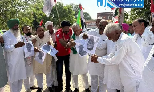 फतेहाबाद में किसानों का प्रदर्शन, एमएसपी और डीएपी की कमी पर उठाए सवाल फतेहाबाद में किसानों का प्रदर्शन, एमएसपी और डीएपी की कमी पर उठाए सवाल