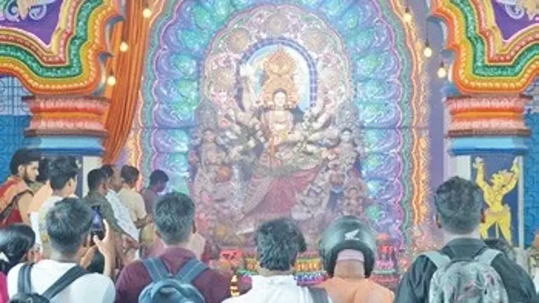 कटक में पांच दिवसीय दुर्गा पूजा उत्सव धूमधाम और उल्लास के साथ शुरू कटक में पांच दिवसीय दुर्गा पूजा उत्सव धूमधाम और उल्लास के साथ शुरू