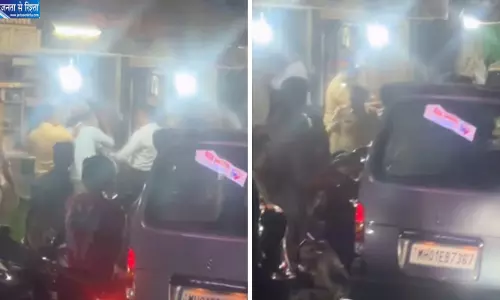 मुंबई में शावरमा की दो दुकानों के बीच जमकर मारपीट, सड़क पर मचा हंगामा