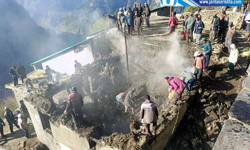 पांगी घाटी में भीषण आग, मकान जलकर राख, 20 लाख का नुकसान पांगी घाटी में भीषण आग, मकान जलकर राख, 20 लाख का नुकसान