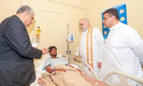 कोलकाता हादसा: गृह मंत्री अमित शाह ने किया अस्पताल का दौरा, जाना घायलों का हालचाल कोलकाता हादसा: गृह मंत्री अमित शाह ने किया अस्पताल का दौरा, जाना घायलों का हालचाल