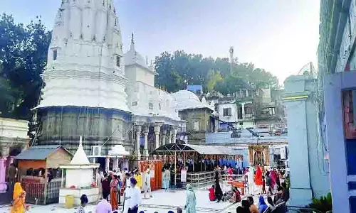 नवरात्र पर मंदिरों में भीड़, मां के जयकारों से गूंजे शक्तिपीठ