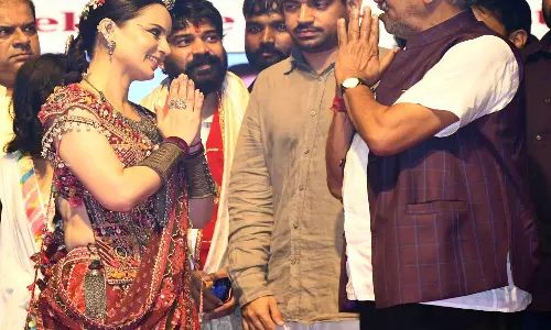 रायपुर के गरबा महोत्सव में पहुंचीं कंगना रनौत, बृजमोहन अग्रवाल ने किया स्वागत रायपुर के गरबा महोत्सव में पहुंचीं कंगना रनौत, बृजमोहन अग्रवाल ने किया स्वागत