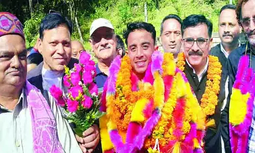 पलकों पर बिठाए रजत पदक विजेता सावन पलकों पर बिठाए रजत पदक विजेता सावन