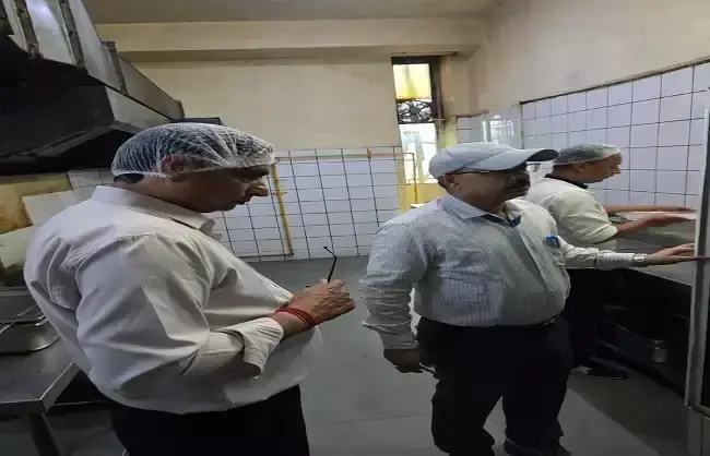 विश्वविद्यालय की मेस और कैफेटेरिया से खाद्य नमूने एकत्र किए
