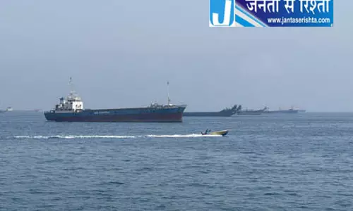 होर्मुज जलडमरूमध्य में बारूदी सुरंग से टकराया सुपरटैंकर, भीषण आग होर्मुज जलडमरूमध्य में बारूदी सुरंग से टकराया सुपरटैंकर, भीषण आग