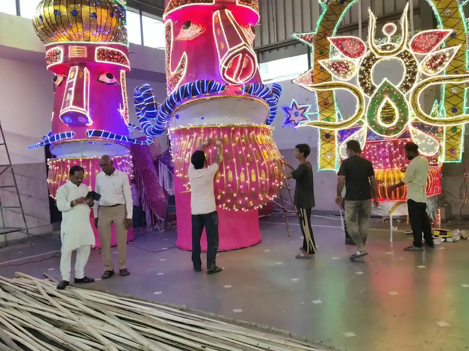 पीढ़ियों से निभा रहे परंपरा, मथुरा में मुस्लिम परिवार तैयार कर रहा रावण