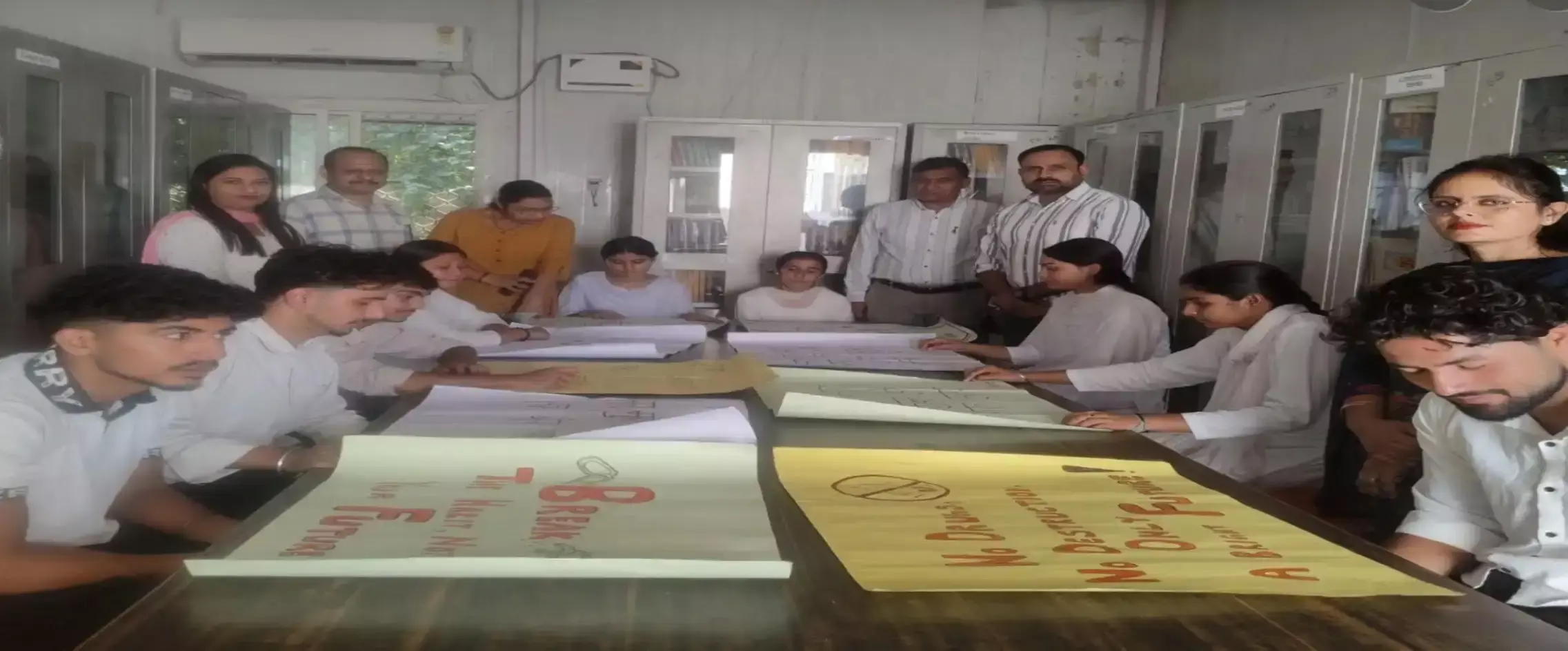 जीडीसी मढ़हीन में विद्यार्थियों ने स्लोगन से दिया नशामुक्ति का संदेश