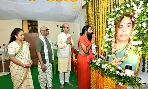 हेमंत सोरेन की मां के संस्कार भोज में शामिल हुए स्वामी रामदेव, कई मंत्री और सांसद-विधायक भी पहुंचे