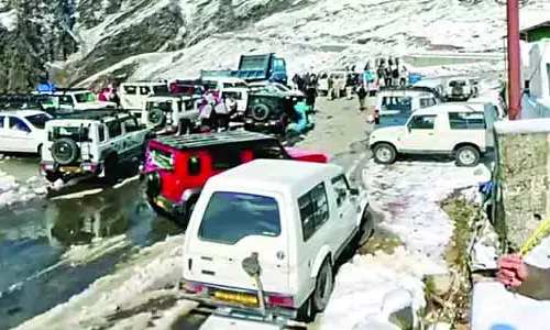 बर्फ ने खींचे सैलानी, वीकेंड पर रोहतांग में सैलानियों का मेला, कारोबारी खुश