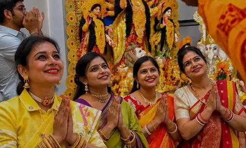 दुर्गाबाड़ी में भक्तिमय माहौल, मां दुर्गा का धूमधाम से स्वागत दुर्गाबाड़ी में भक्तिमय माहौल, मां दुर्गा का धूमधाम से स्वागत