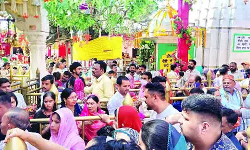 छठे नवरात्र पर मां के चरणों में 35.19 लाख, शक्तिपीठों में दिन भर गूंजे जयकारे छठे नवरात्र पर मां के चरणों में 35.19 लाख, शक्तिपीठों में दिन भर गूंजे जयकारे